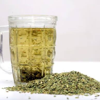 ਸੌਂਫ ਵਿੱਚ ਮੌਜੂਦ ਵਿਟਾਮਿਨ ਸੀ ਅਤੇ ਐਂਟੀ-ਇੰਫਲੇਮੇਟਰੀ ਗੁਣ ਚਮੜੀ ਨੂੰ ਸਿਹਤਮੰਦ ਰੱਖਦੇ ਹਨ। ਇਸ ਦਾ ਪਾਣੀ ਪੀਣ ਨਾਲ ਮੁਹਾਂਸੇ, ਝੁਰੜੀਆਂ ਅਤੇ ਕਾਲੇ ਧੱਬੇ ਘੱਟ ਜਾਂਦੇ ਹਨ।