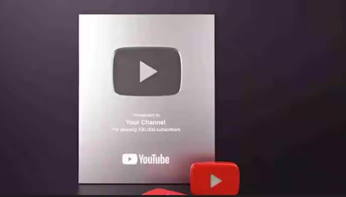 ਯੂਟਿਊਬ ਆਪਣੇ ਸਿਰਜਣਹਾਰਾਂ ਨੂੰ ਉਨ੍ਹਾਂ ਦੀਆਂ ਪ੍ਰਾਪਤੀਆਂ ਲਈ 'ਸਿਰਜਣਹਾਰ ਪੁਰਸਕਾਰ' ਦਿੰਦਾ ਹੈ, ਜਿਨ੍ਹਾਂ ਨੂੰ ਪਲੇ ਬਟਨ ਵੀ ਕਿਹਾ ਜਾਂਦਾ ਹੈ। ਉਨ੍ਹਾਂ ਦਾ ਮੁੱਖ ਉਦੇਸ਼ ਚੈਨਲ ਦੇ ਵਾਧੇ ਦਾ ਸਨਮਾਨ ਕਰਨਾ ਹੈ। ਸਿਲਵਰ ਪਲੇ ਬਟਨ ਉਦੋਂ ਦਿੱਤਾ ਜਾਂਦਾ ਹੈ ਜਦੋਂ ਯੂਟਿਊਬ ਚੈਨਲ 1 ਲੱਖ (100K) ਸਬਸਕ੍ਰਾਈਬਰ ਪੂਰੇ ਕਰਦਾ ਹੈ। ਇਹ ਇੱਕ ਮੈਟਲ ਪਲੇਟਿਡ ਐਵਾਰਡ ਹੈ ਜਿਸ ਉੱਤੇ ਚੈਨਲ ਦਾ ਨਾਮ ਲਿਖਿਆ ਹੋਇਆ ਹੈ।