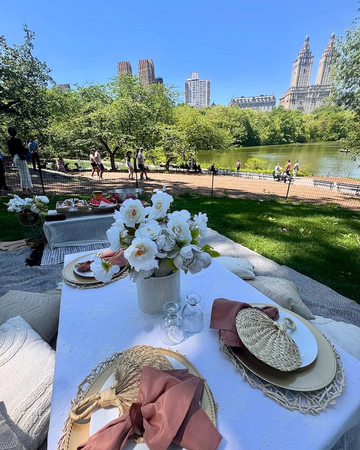 Their picnic setup included elegant touches like white flowers and premium cutlery.