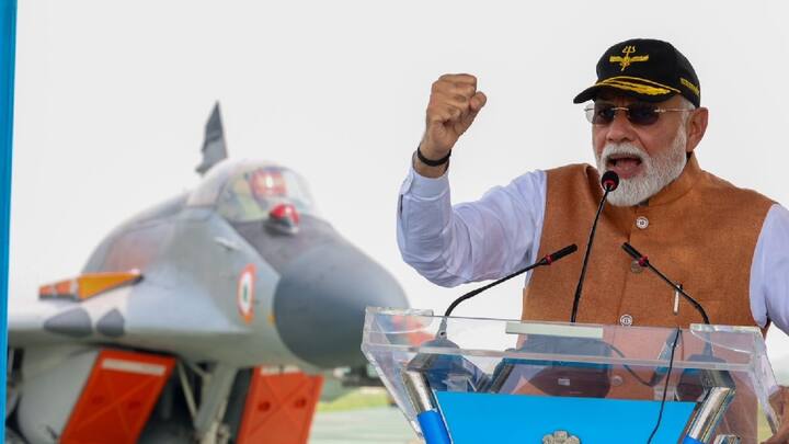 भारताने केलेल्या ऑपरेशन सिंदूरच्या कारवाईत पाकिस्तानचे 11 सैनिक मारले गेल्याची कबुली पाकिस्तानने दिली. आधी कांगावा करणाऱ्या पाकिस्तानने आता थेट सैनिक मारले गेल्याची कबुली दिली आहे.