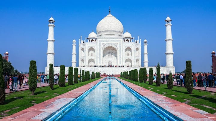 इसे भले ही शाहजहां ने अपनी पत्नी मुमताज महल की याद में बनाया था, लेकिन शाहजहां ने इसे अपनी पत्नी के लिए तोहफा बताया था.