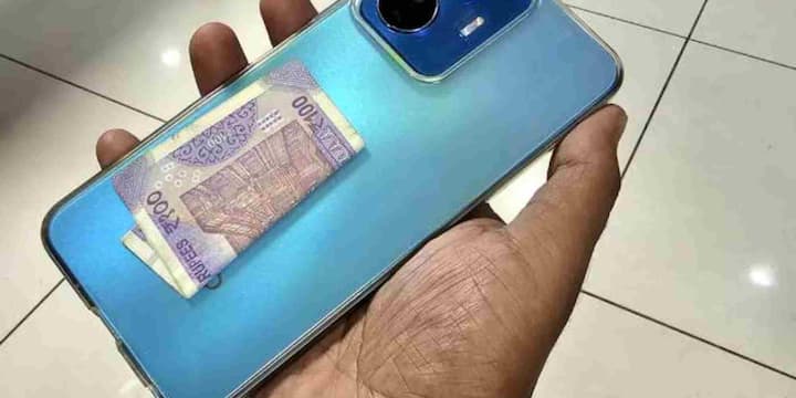 अक्सर लोग सोचते हैं कि फोन के कवर में कुछ रुपये रख लेना समझदारी है ताकि जरूरत पड़ने पर काम आ सके. लेकिन असल में ये नोट फोन की हीटिंग प्रोसेस को बिगाड़ देते हैं. फोन का बैक पैनल गर्मी निकालने का एक रास्ता होता है और जब वहां नोट्स या ATM कार्ड रखे होते हैं, तो यह गर्मी बाहर नहीं निकल पाती. इसके चलते फोन जल्दी गर्म होने लगता है.