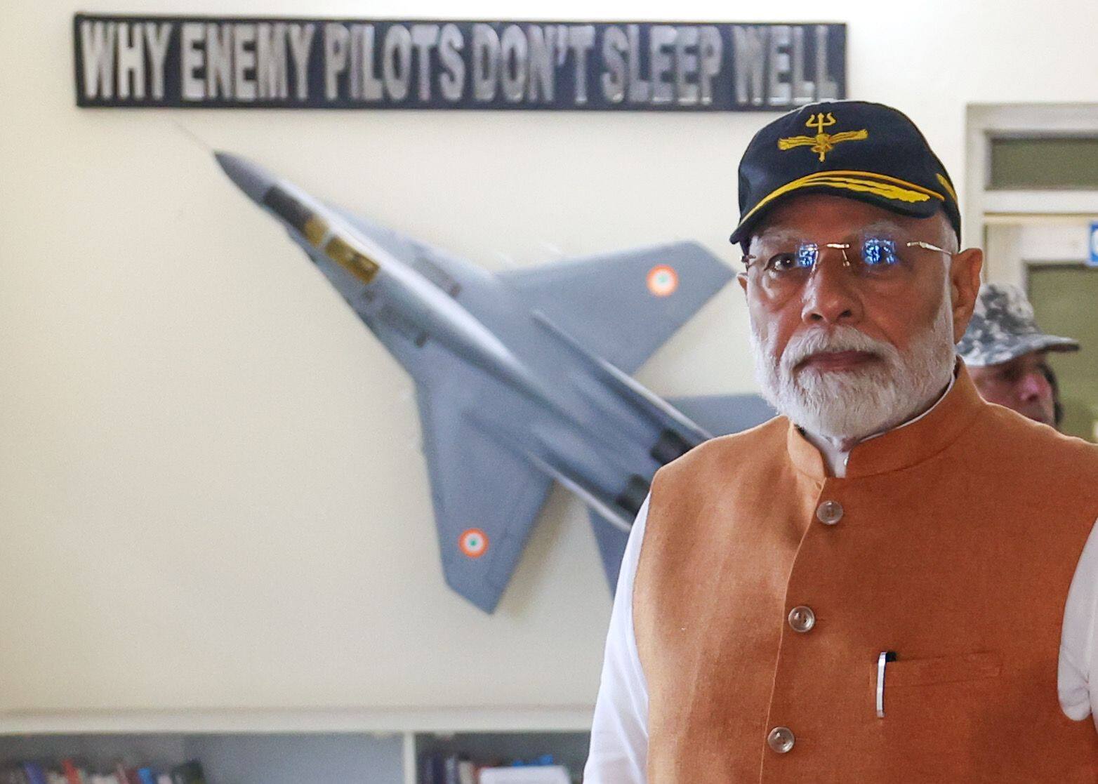 क्यों दुश्मनों के पायलट ठीक से सो नहीं पाते? पीएम मोदी की इस तस्वीर ने भेजा पाकिस्तान को मैसेज