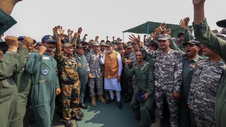 नरेंद्र मोदींनी येथील वायूदलाच्या तळावर भेट देऊन वायूदलाच्या जवानांशी संवाद साधला. पाकिस्तान विरूद्धच्या लढाईत भारताने, सैन्य दलाने दिलेल्या योगदानाबद्दल सर्वांचे अभिनंदन व कौतुक केले.