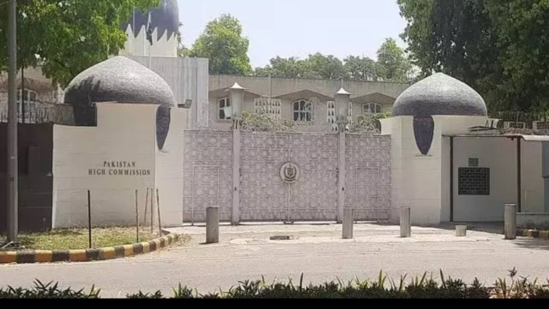 भारत का बड़ा एक्शन, पाकिस्तान हाई कमीशन में तैनात अफसर को तुरंत देश छोड़ने का आदेश; जानें वजह operation sindoor Pakistan High Commission officer has been ordered to leave india immediately भारत का बड़ा एक्शन, पाकिस्तान हाई कमीशन में तैनात अफसर को तुरंत देश छोड़ने का आदेश; जानें वजह