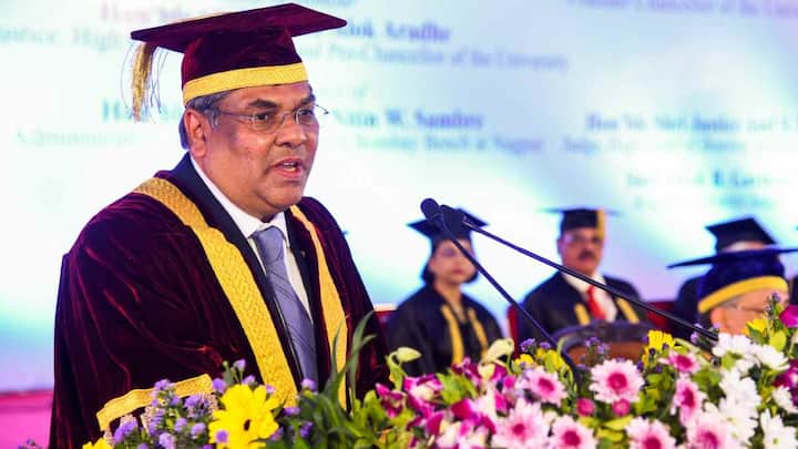 इसके अलावा CJI को हर महीने सैलरी के अलावा 45000 रुपए सत्कार भत्ता मिलता है. साथ ही 10 लाख रुपए फर्निशिंग अलाउंस के तौर पर मिलते हैं. इसके अलावा CJI को बंगला, गाड़ी, नौकर और 24 घंटे सिक्योरिटी के अलावा कई सुविधाएं मिलती हैं.