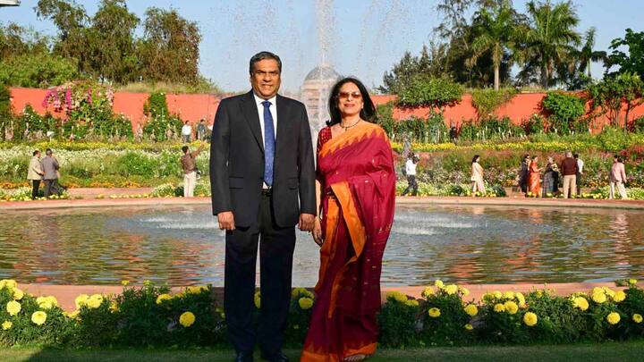 CJI को रिटायरमेंट के बाद कुछ अन्य भत्ते जैसे चिकित्सा भत्ते और स्वास्थ्य देखभाल सुविधाएं मिलती हैं. रिपोर्ट्स के अनुसार, CJI को रिटायरमेंट के बाद हर महीने 200 लीटर तक ईंधन और पीएसओ भी मिलता है.