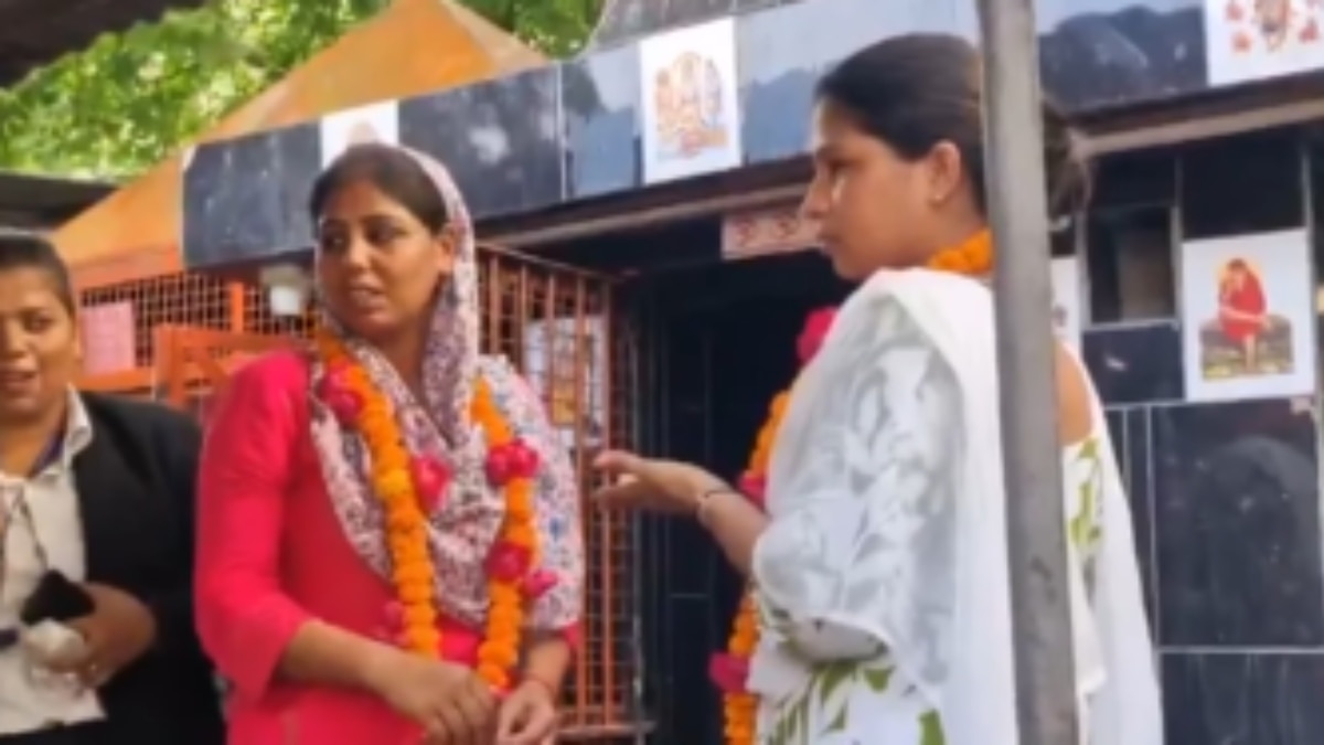 बदायूं में दो सहेलियों ने आपस में रचाई शादी, कहा- ‘मर्दों से बहुत ज्यादा नफरत है’