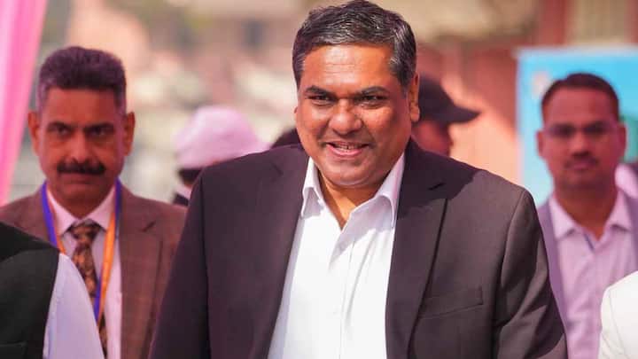 भारत में CJI को रिटायरमेंट के बाद यात्रा भत्ता भी दिया जाता है. रिपोर्ट्स में बताया गया कि CJI के बंगले पर 24 घंटे सुरक्षा होती है और उन्हें कभी घर का किराया नहीं देना होता है.