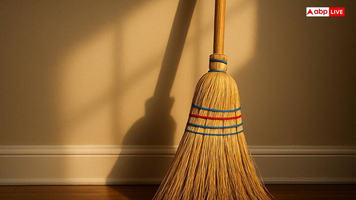 शाम के समय झाड़ू न लगाएं: शास्त्रों के अनुसार, सूर्यास्त के बाद घर में झाड़ू लगाने से मां लक्ष्मी नाराज़ हो सकती हैं. इससे घर की बरकत चली जाती है और धन हानि होती है.