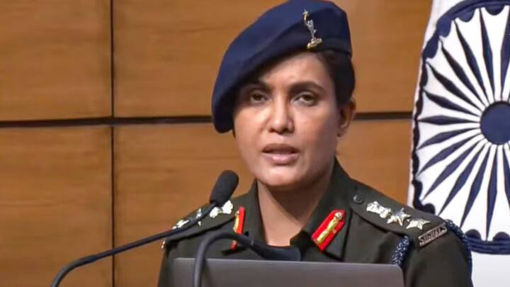 অপারেশন সিঁদুর রাতারাতি ভারতীয় সেনার মুখ করে তুলেছে তাঁকে। কুচক্রীরা ভারতে ধর্মীয় বিভাজন তৈরি করতে চাইলেও, কর্নেল সোফিয়া কুরেশি কোটি কোটি ভারতীয়র মনে জায়গা করে নিয়েছেন।