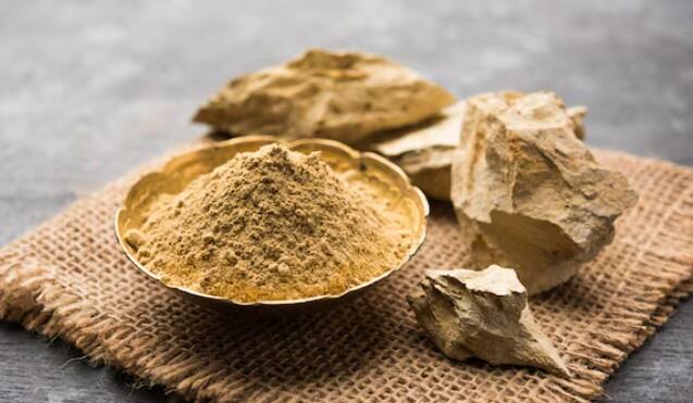 मुल्तानी मिट्टी फेस पैक: मुल्तानी मिट्टी में मौजूद मिनरल्स स्किन से एक्स्ट्रा ऑयल सोख लेते हैं. हफ्ते में 2 बार ये पैक लगाने से स्किन साफ़, टाइट और खूबसूरत बनी रहती है.