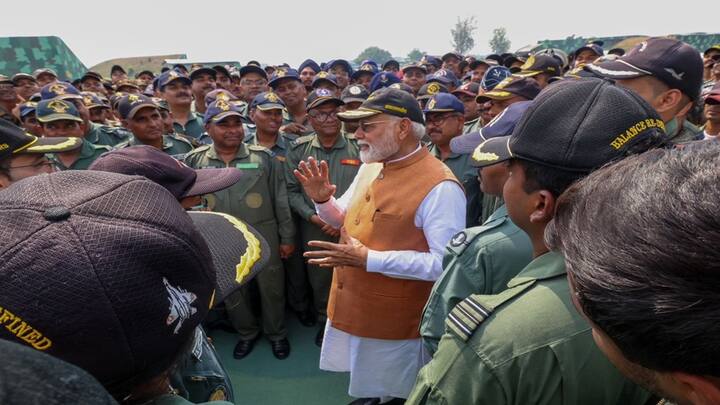 વડાપ્રધાન નરેન્દ્ર મોદીએ આજે સવારે આદમપુર એરબેઝની મુલાકાત લીધી હતી. આ માહિતી વાયુસેના સાથે સંકળાયેલા લોકોએ આપી હતી. પીએમ મોદીએ આદમપુર એરબેઝ પર બહાદુર સૈનિકો સાથે વાતચીત કરી હતી. આ પહેલા તેમણે ગઈકાલે પોતાના સંબોધનમાં પાકિસ્તાનને ચેતવણી પણ આપી હતી.