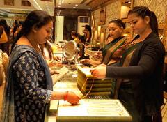 Gold-Silver Price: ਗਾਹਕਾਂ ਦੀਆਂ ਲੱਗੀਆਂ ਮੌਜਾਂ, ਅਚਾਨਕ ਭਾਰੀ ਗਿਰਾਵਟ ਨਾਲ ਸਸਤਾ ਹੋਇਆ ਸੋਨਾ-ਚਾਂਦੀ; ਜਾਣੋ ਨਵੇਂ ਰੇਟ...