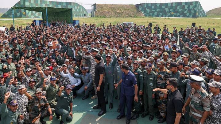 भारत-पाकिस्तान युद्धातील विजयाचं सेलिब्रेशनच मोदींनी केले, यावेळी जवानांमध्येही जोश पाहायला मिळाला. त्यामुळेच, हाऊ इज द जोश... हाय सर असं म्हटलं तर वावगं ठरणार नाही.