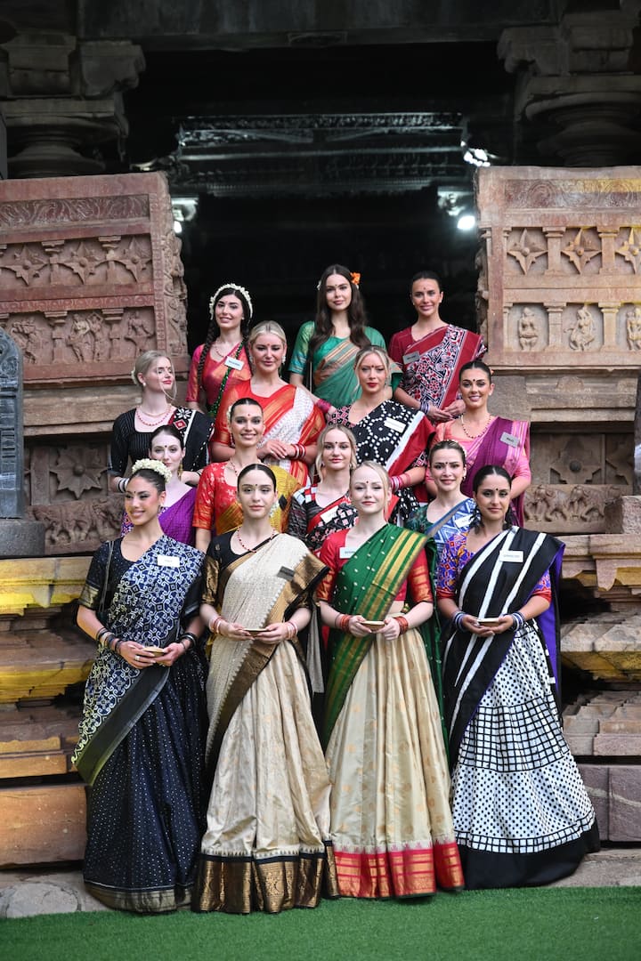 తెలంగాణ సంస్కృతి ప్రతిబింబించేలా తీరొక్క పూలతో పేర్చిన బతుకమ్మలతో మహిళలు స్వాగతం పలికారు సుందరీమణులు మహిళలతో కలిసి బతుకమ్మ పాటలకు నృత్యాలు చేశారు.