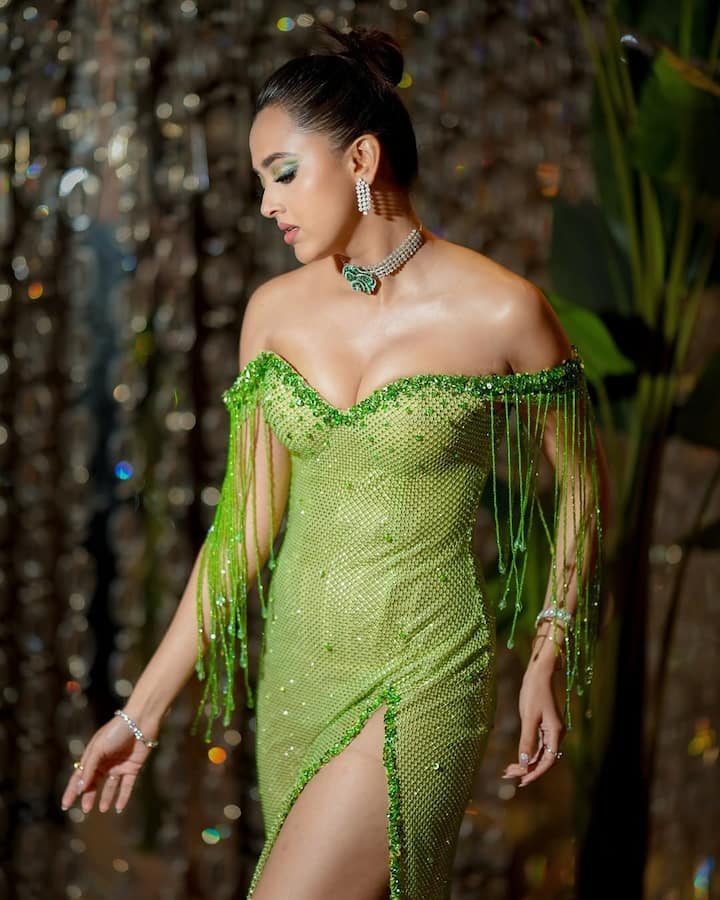 Tejasswi Prakash brought pure glamour and high fashion to the spotlight in her latest appearance, wearing a jaw-dropping emerald green embellished gown.
