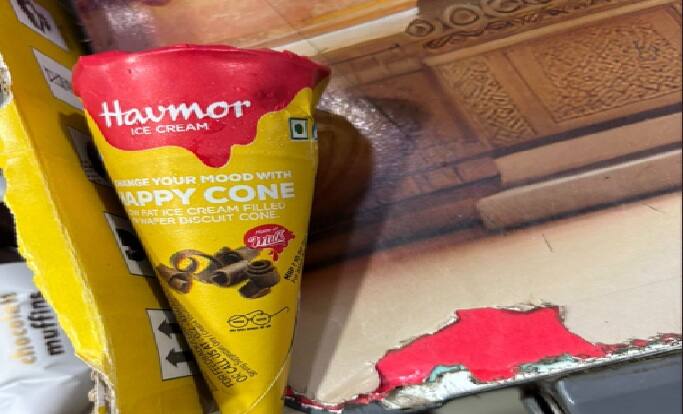 આઇસ્ક્રિમના શોખિનો સાવધાન, આ કંપનીના ચોકલેટ કોર્નમાંથી નીકળી ગરોળીની પૂંછડી A lizard tail in Hevmore ice cream in Maninagar, Ahmedabad. આઇસ્ક્રિમના શોખિનો સાવધાન, આ કંપનીના ચોકલેટ કોર્નમાંથી નીકળી ગરોળીની પૂંછડી