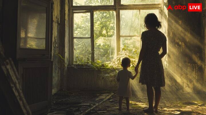 सोशल मीडिया पर मामला तेजी से वायरल है, जिसमें सैनिक कॉलोनी की रहने वाली मेघा ने रविवार को बीपीटीपी खाना क्षेत्र में अपने बच्चे को नहर में फेंक दिया जिसके बाद दमकल विभाग और एनडीआरएफ की टीम बच्चे की तलाश में जुट गई थी.