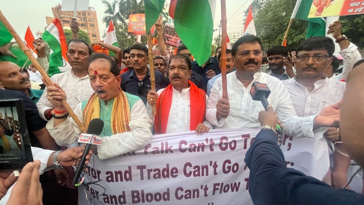 ‘ऑपरेशन सिंदूर’ के बाद BJP की तिरंगा यात्रा में शामिल हुई JDU,दिलीप जयसवाल ने विपक्ष पर निशाना साधा