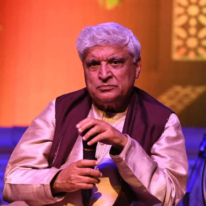 विराट के इस कदम के बाद मशहूर लेखक और गीतकार जावेद अख्तर ने उनसे इस फैसले पर दोबारा से सोचने की अपील की है