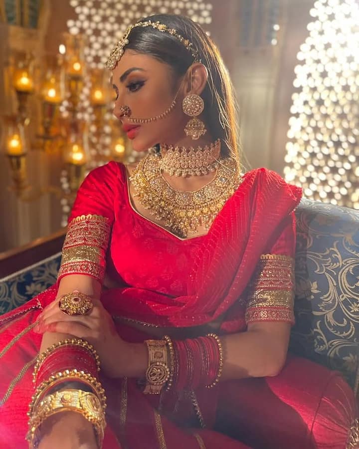 मौनी रॉय का फैशन सेंस युवा लड़कियों के बीच काफी लोकप्रिय है। वह अपने हॉट लुक के कारण प्रशंसकों के बीच काफी लोकप्रिय हैं।
