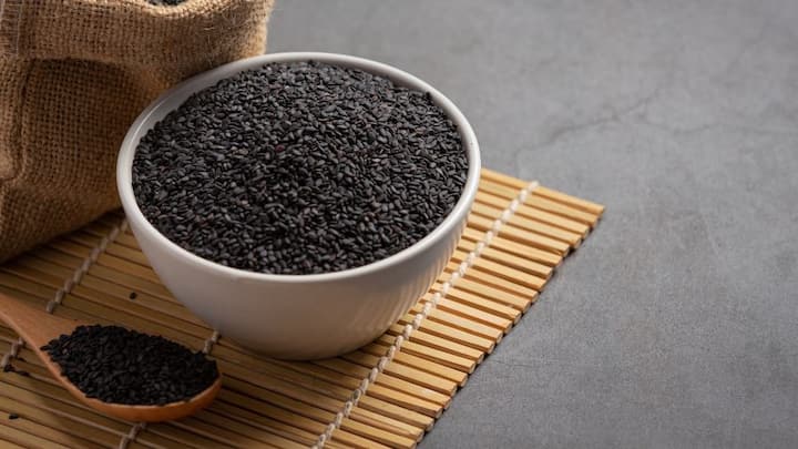 এই বীজ শরীর থেকে বিষাক্ত উপাদান দূর করতে সহায়তা করবে। সকালে খালি পেটে এক চা চামচ ভাজা কালো তিল চিবিয়ে খেতে পারেন।