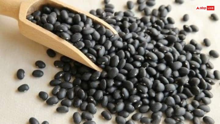 काली दाल न दान करें: काली दाल शनि से जुड़ी होती है और इसे भी गुरुवार को दान करना अशुभ माना जाता है. इससे परिवार के स्वास्थ्य पर बुरा असर पड़ सकता है. इसकी जगह आप पीली चने की दाल का दान कर सकते हैं, जो गुरुवार के लिए शुभ मानी जाती है.