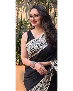 Shruti Marathe : सोने का रंग है, शीशे का अंग है; अभिनेत्री श्रुती मराठेचा मनमोहक अंदाज!
