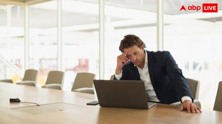 ऐसे में चीन की एक कंपनी ने अपने हायरिंग एड में कहा कि जॉइन करने वाले कर्मचारियों को कंपनी मुफ्त टॉयलेट की सुविधा देगी. इसके अलावा कर्मचारियों का लिफ्ट से चढ़ना उतरना भी कंपनी की ओर से बिल्कुल फ्री है.