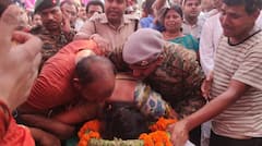सीवान में जवान रामबाबू को अंतिम विदाई, शव से लिपटकर रोने लगीं मां, पत्नी का भी बुरा हाल