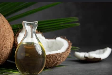 नारियल तेल: नारियल तेल को प्राचीन समय से ही बालों के लिए एक शानदार प्राकृतिक उपाय माना जाता है. यह बालों को गहरे से पोषण देता है, स्कैल्प को हाइड्रेट करता है और बालों को मजबूत बनाता है. नहाने से 30 मिनट पहले नारियल तेल को बालों में अच्छे से लगाएं और फिर धो लें. आपके बाल न सिर्फ मुलायम होंगे, बल्कि उनमें चमक भी आएगी.