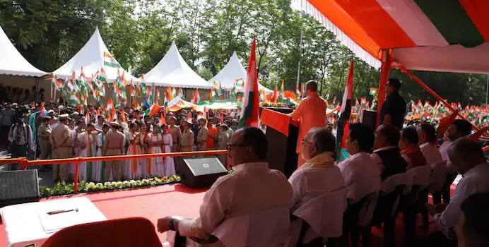 કાર્યક્રમમાં સીએમ યોગીએ દેશના દુશ્મનોને જડબાતોડ જવાબ આપ્યો. તેમણે કહ્યું હતુ કે, જે કોઈ ભારત તરફ આંગળી ચીંધશે, તેના જનાજામાં કોઇ રડવાવાળું નહીં હોય. દરમિયાન સીએમ યોગીએ ભારત શૌર્ય તિરંગા યાત્રાનું ઉદ્ઘાટન કર્યું અને યાત્રાનું નેતૃત્વ કર્યું હતું.