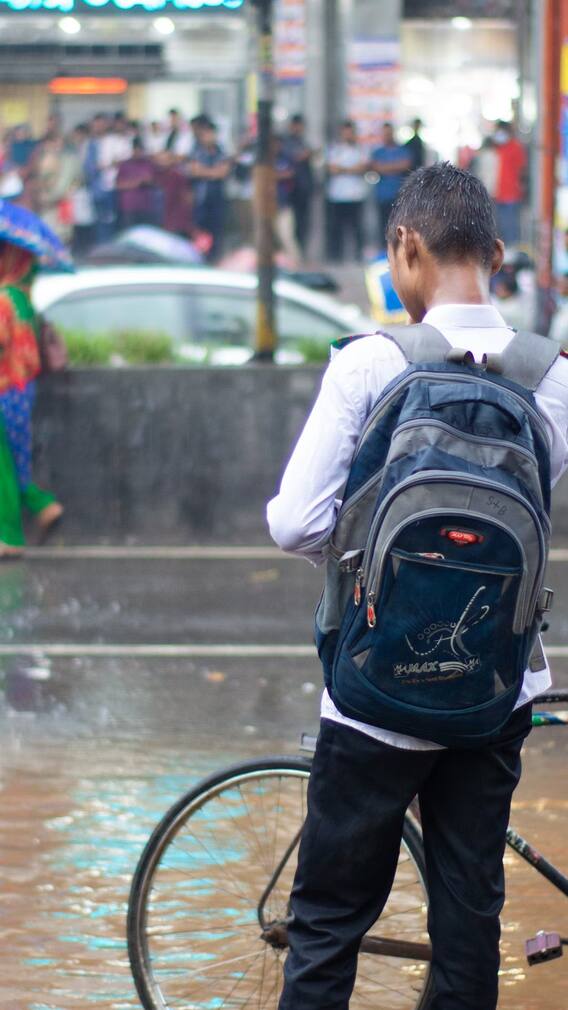 पावसात मोबाईलला भिजण्यापासून वाचवण्यासाठी टिप्स!