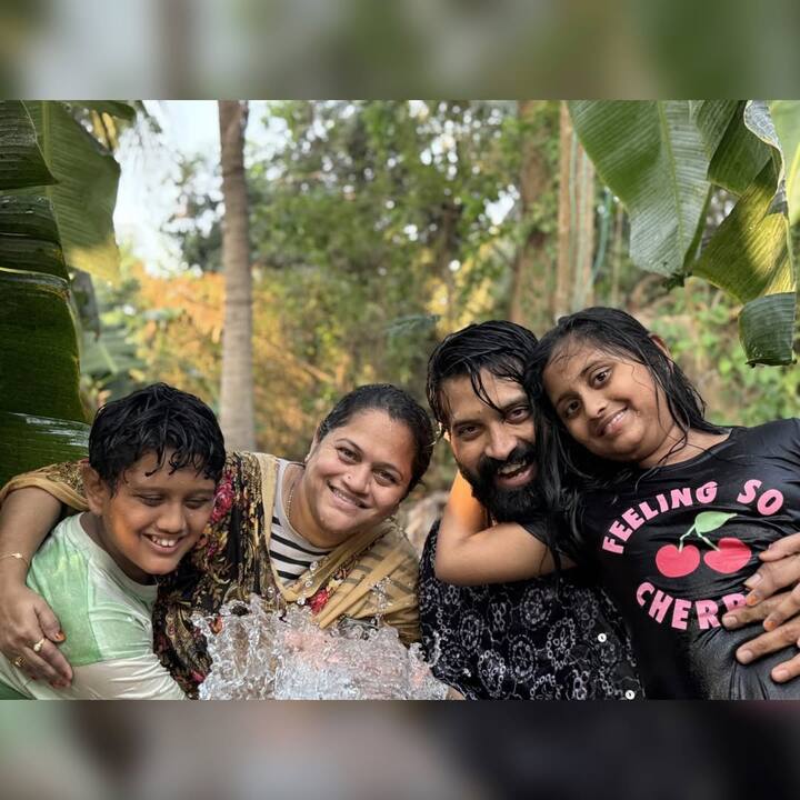 Jani master wife children photos: సమ్మర్ వచ్చింది. స్కూల్ పిల్లలు చాలామందికి హాలిడేస్. ఈ టైంలో పెద్దలు చేసే పని? చిన్నపిల్లలను సొంతూరికి తీసుకువెళ్లడం. ఫేమస్ కొరియోగ్రాఫర్ జానీ మాస్టర్ కూడా అదే పని చేశారు. అయితే ఆయన ముఖంలో చిరునవ్వులు చూసి అభిమానులు ఎంతో హ్యాపీగా ఫీల్ అవుతున్నారు. ఎందుకో తెలుసా? (Image Courtesy: alwaysjani / Instagram)