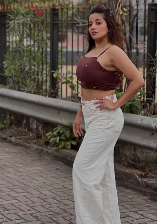 मोनालिसा ने स्पेगिटी टॉप के साथ ऑफ व्हाइट ट्राउजर पेयर किया है. गर्मियों में कहीं मार्केट जाना है तो आप इस स्टाइल को कॉपी कर सकती हैं.