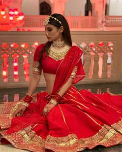 Mouni Roy Photo: રેડ લહેંગા ચોલીમાં મહારાણી લાગી મૌની રોય, તસવીરોમાં જુઓ અભિનેત્રીનો રોયલ લુક