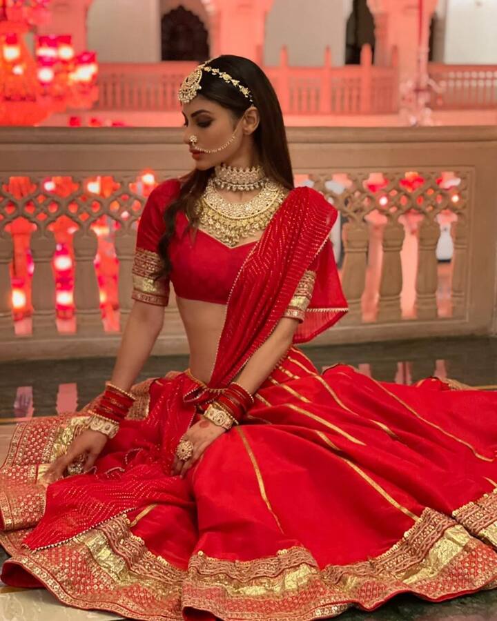 ટીવીની દુનિયાથી બોલિવૂડ સુધીની સફર કરનાર હૉટ એન્ડ બ્યુટીફુલ એક્ટ્રેસ મૌની રોય ફરી એકવાર પોતાના બોલ્ડ અંદાજને કારણે ચર્ચામાં આવી છે.