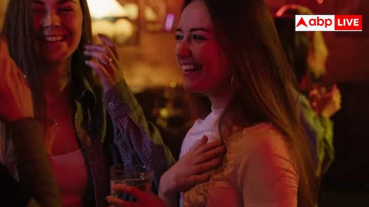 आजकल पार्टी हो या अन्य कोई फंक्शन शराब का चलन काफी तेजी के साथ बढ़ा है. लोग ऑफिस के काम से समय निकाल कर महीने या फिर किसी स्पेशल दिन पार्टी करते हैं जिसमें जमकर शराब पी जाती है. ऐसे में हमारे मन में सवाल आता है  कि एक इंसान के लिए एक बार में कितना शराब पीना बहुत ज्यादा होता है, क्योंकि एक प्वाइंट पर जाकर शराब स्वाद देने की बजाय हमारे लिए नुकसानदायक हो सकती है.