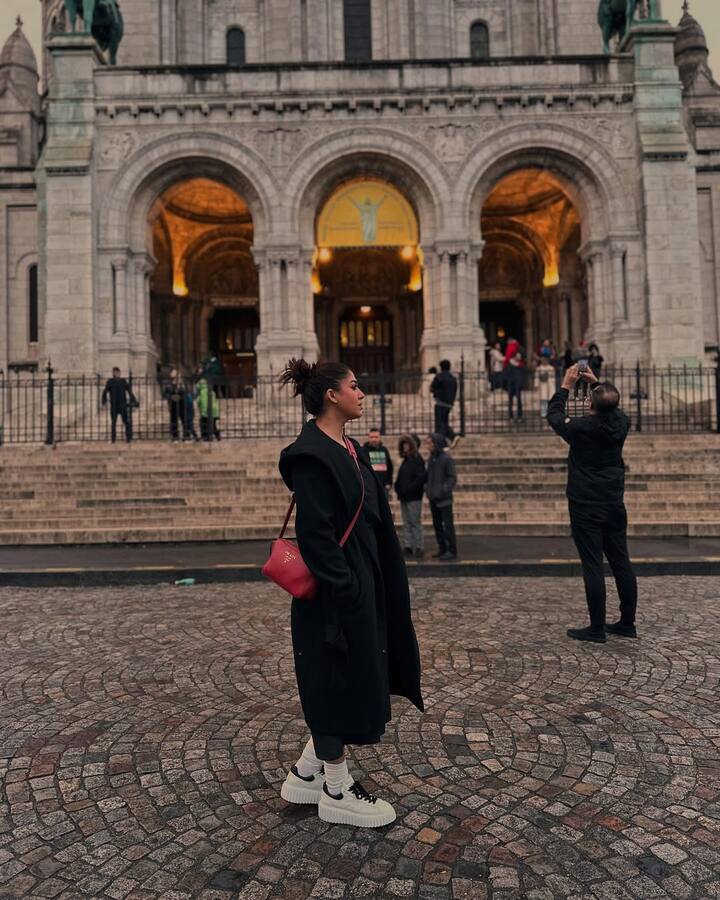 இதன் காரணமாக விக்னேஷ் சிவன் மற்றும் நயன்தாரா இடையில் பிரச்சனை புகைந்து வருவதாக ஒரு புரளி சமூக வலைத்தளத்தில் வட்டமிட்டு வருகிறது. அதனால் தான் நயன்தாரா மட்டும் இருப்பது போன்ற புகைப்படங்களை பதிவிட்டு வருகிறார் தகவல் பரவி வருகிறது.