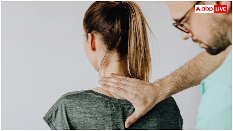 what is text neck syndrome know How phones are reshaping our spines क्या है Text Neck, फोन की वजह से कैसे बिगड़ रहा हमारी स्पाइन का शेप?