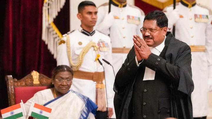 भारत के नए CJI जस्टिस बीआर गवई सुप्रीम कोर्ट के सीनियर मोस्ट जज थे और सुप्रीम कोर्ट के सीनियर मोस्ट जज को 2.5 लाख रुपये सैलरी मिलती है. इसके अलावा 8 लाख रुपये फर्निशिंग भत्ता, मूल वेतन का 24 प्रतिशत, 34,000 रुपये प्रति माह सत्कार भत्ता, 20 लाख रुपये ग्रेच्युटी और 15 लाख रुपये प्रति वर्ष पेंशन और साथ में महंगाई राहत भी मिलती है.