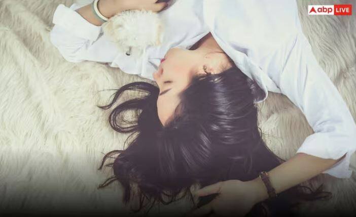 ਸਵੇਰੇ ਉੱਠਣ ਦੇ ਸਮੇਂ ਬਾਰੇ, ਵੇਲ ਕਾਰਨੇਲ ਸੈਂਟਰ ਫਾਰ ਸਲੀਪ ਮੈਡੀਸਨ ਦੇ ਐਸੋਸੀਏਟ ਮੈਡੀਕਲ ਡਾਇਰੈਕਟਰ ਡਾ. ਡੈਨੀਅਲ ਬੈਰਨ ਕਹਿੰਦੇ ਹਨ ਕਿ ਜੇਕਰ ਤੁਸੀਂ ਹਰ ਰਾਤ ਸੱਤ ਤੋਂ ਨੌਂ ਘੰਟੇ ਦੀ ਸਹੀ ਨੀਂਦ ਲੈਂਦੇ ਹੋ, ਤਾਂ ਕੋਈ ਵੀ ਸਮਾਂ ਜਾਗਣ ਦਾ ਸਭ ਤੋਂ ਵਧੀਆ ਸਮਾਂ ਨਹੀਂ ਕਿਹਾ ਜਾ ਸਕਦਾ। ਦਰਅਸਲ, ਇੰਨੀ ਨੀਂਦ ਲੈਣ ਤੋਂ ਬਾਅਦ ਤੁਹਾਡਾ ਸਰੀਰ ਪੂਰੀ ਤਰ੍ਹਾਂ ਤਾਜ਼ਾ ਹੋ ਜਾਂਦਾ ਹੈ।