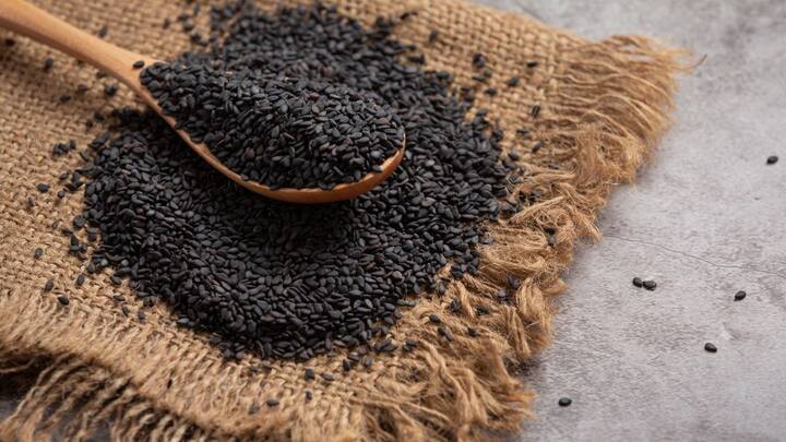 দেখতে আকারে ছোট্ট হলেও এই কালো বীজ নিমেষে আপনার ওজন কমিয়ে দেবে। এই বীজ পাচনতন্ত্রের উপকার করে।