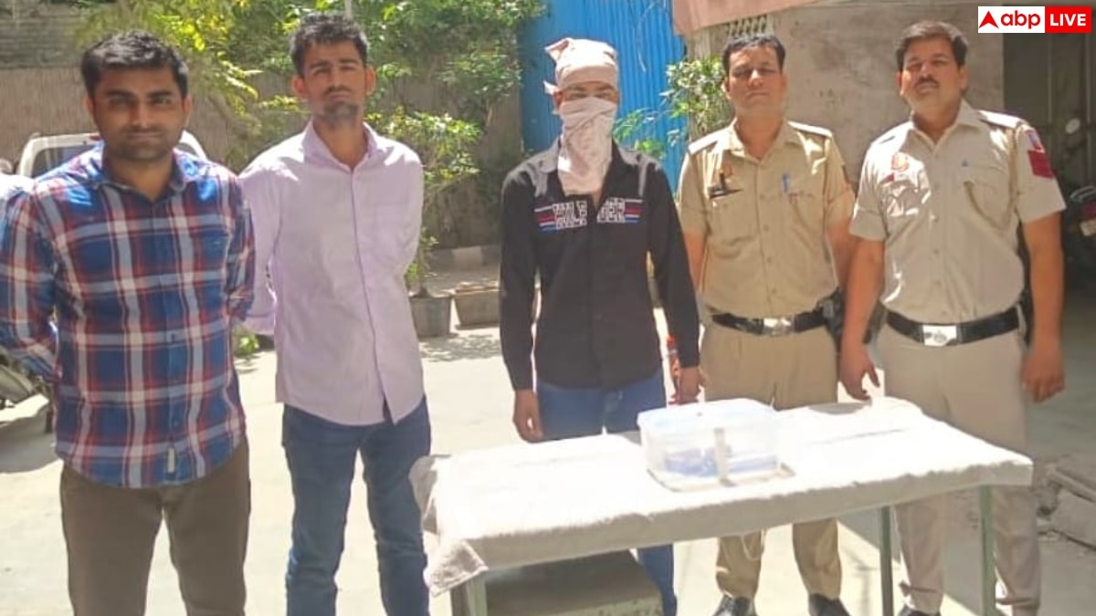 व्हाट्सएप स्टेटस बना गुनाह का सबूत! दिल्ली पुलिस ने अवैध हथियार के साथ युवक को दबोचा
