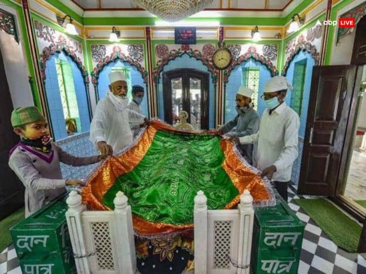 अगर किसी को सपने में पीर की दरगाह के दर्शन होते हैं तो स्वप्न शास्त्र में इसका अर्थ है कि आपके ऊपर ईश्वर मेहरबान हैं. इसका मतलब है कि आपकी सारी परेशानियां खत्म होने वाली हैं.