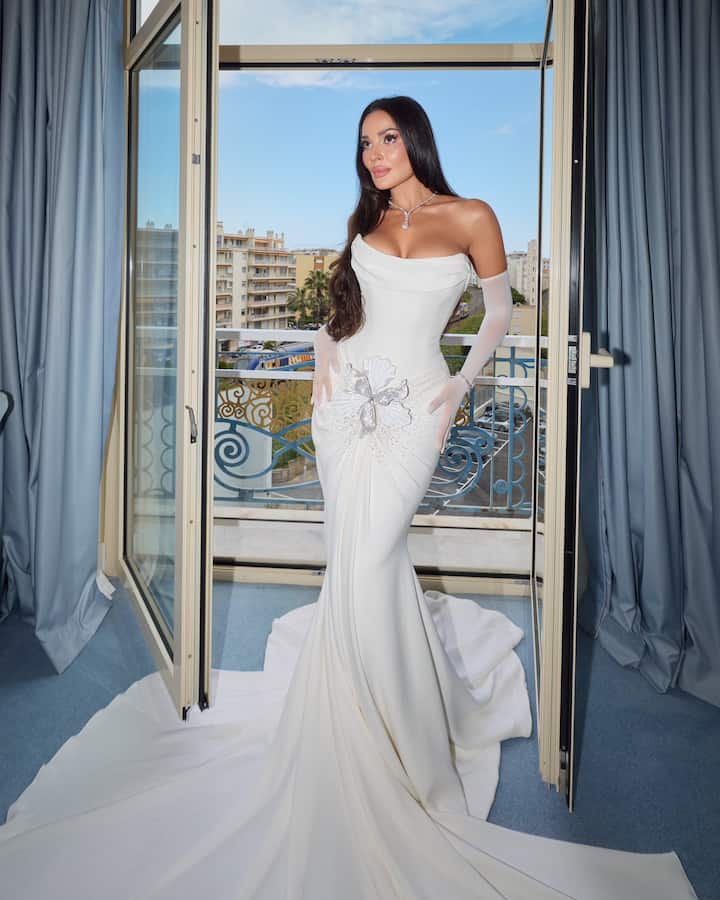 Many celebs have reached this time in this Cannes Film Festival to be held every year in France. In which pictures of Urvashi Rautela are currently viral on social media.