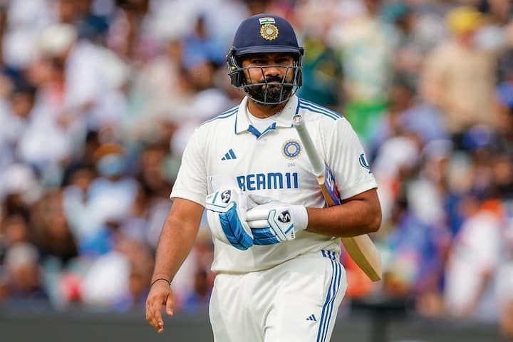 Rohit Sharma Meet Devendra Fadnavis: भारतीय क्रिकेट संघाचा कर्णधार रोहित शर्मा (Rohit Sharma Retirement) याने काल (7 मे) कसोटी क्रिकेटच्या फॉरमॅटमधून निवृत्ती घेतली. इन्स्टाग्रामवर एक पोस्ट टाकत रोहित शर्माने कसोटीमधून निवृत्ती घेत असल्याचे जाहीर केले. तसेच यापुढे टीम इंडियासाठी वनडे क्रिकेट खेळत राहणार असल्याचं देखील रोहित शर्माने स्पष्ट केले.