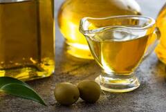 नहाने से पहले बालों में लगा लें ये चीजें, सॉफ्ट और चमकदार हो जाएंगे बाल