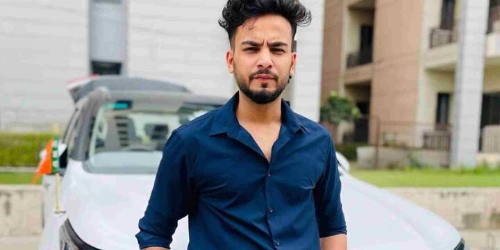 विभिन्न रिपोर्ट्स के अनुसार, एल्विश की मासिक कमाई 40 लाख रुपये तक हो सकती है, जिसमें यूट्यूब विज्ञापनों के अलावा ब्रांड प्रमोशन, इंस्टाग्राम और अन्य प्रोजेक्ट्स शामिल हैं. उनकी कुल संपत्ति 12.5 करोड़ रुपये से लेकर 50 करोड़ रुपये तक आंकी जाती है. बिग बॉस ओटीटी 2 की जीत और लक्जरी कार कलेक्शन (पोर्श, मर्सिडीज) ने उनकी लोकप्रियता और आय को और बढ़ाया है.